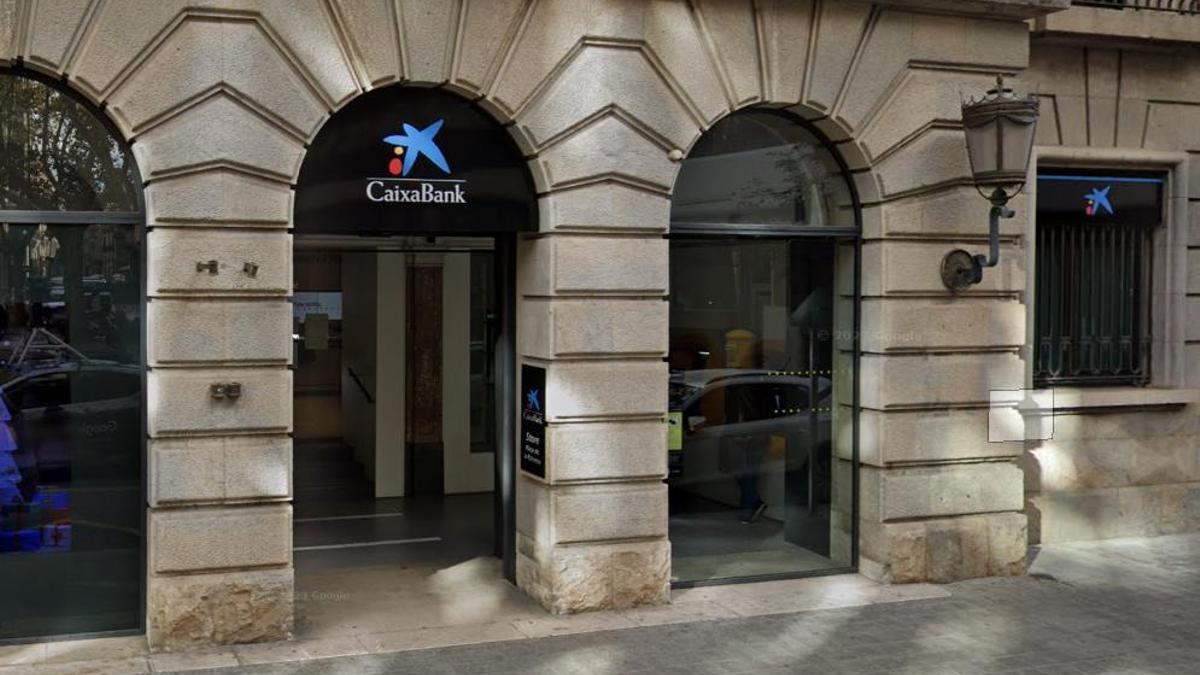 Oficina de CaixaBank a la plaça de la Palmera de Figueres