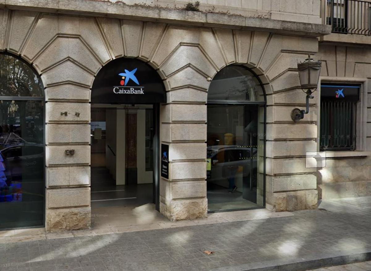 Imatge d'arxiu de l'oficina de CaixaBank a la plaça de la Palmera de Figueres.