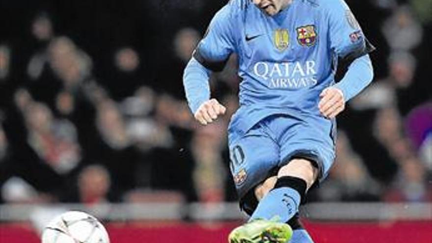 Un Messi estelar hunde al Arsenal y acerca los cuartos para el Barça