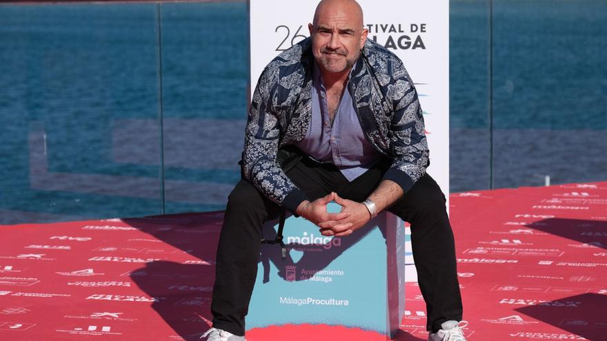 Paco Mora, ayer en el photocall del Muelle Uno del Festival de Málaga; abajo, con su madre, ensayando en una imagen del filme. | GREGORIO MARRERO