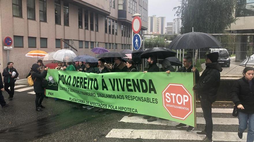 Protesta ante los juzgados de Vigo por el fallo del Supremo. // M. F.