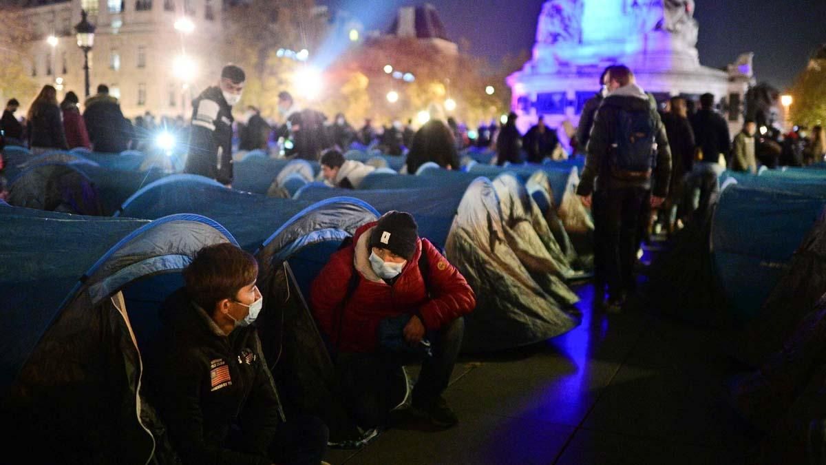 Cientos de migrantes y refugiados acampan en la plaza de la República en París.