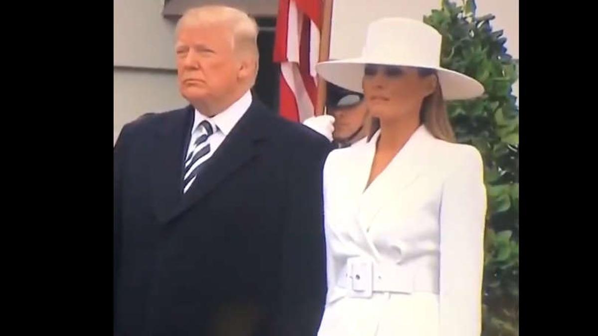 Vídeo en què es veu com Melania Trump es resisteix a donar-li la mà al seu marit.