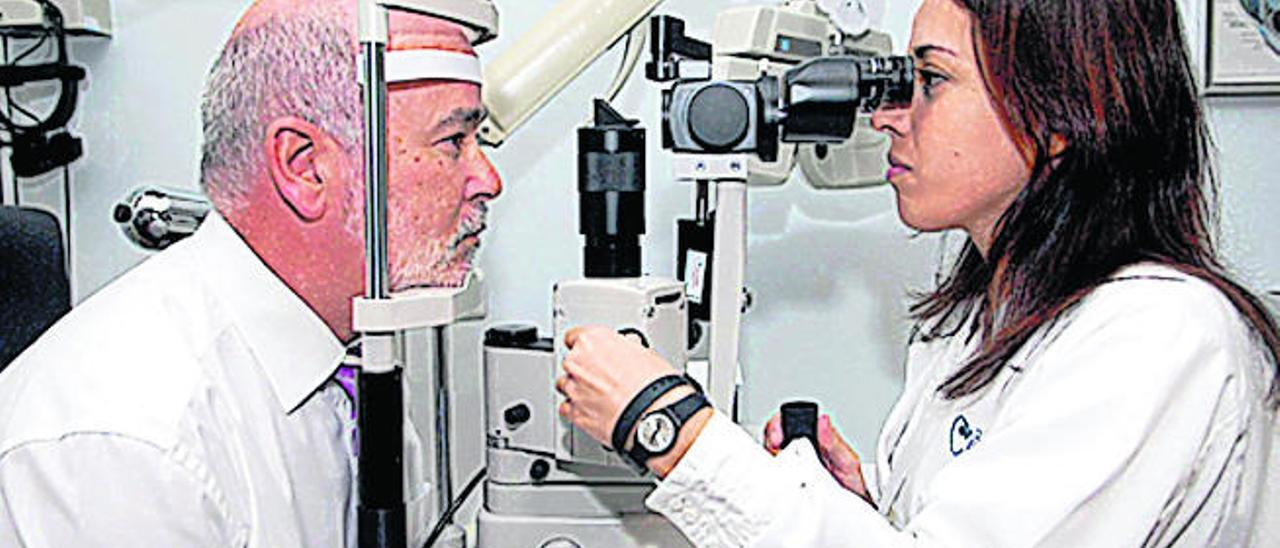 La oftalmóloga especialista en glaucoma Beatriz Estévez realiza un estudio intraocular a un paciente.