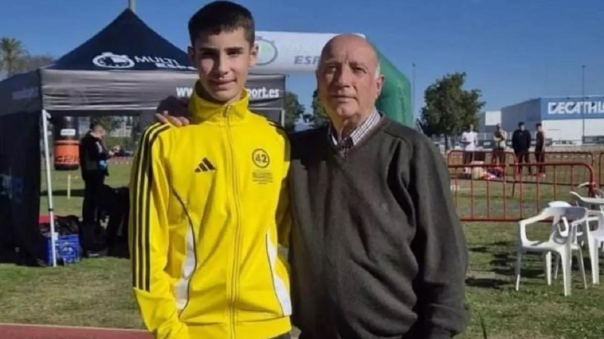 Aaron Baena, junto a su abuelo Pascual Monzó tras su triunfo en Xàtiva.