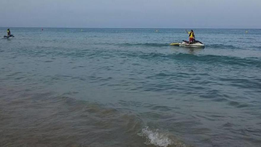 Una mancha de fuel obliga a desalojar a los bañistas de un tramo de la Playa de San Juan