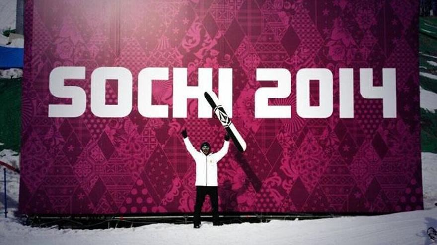 El rider malagueño posa con su tabla en un escenario de Sochi, con la leyenda de los Juegos a su espalda.