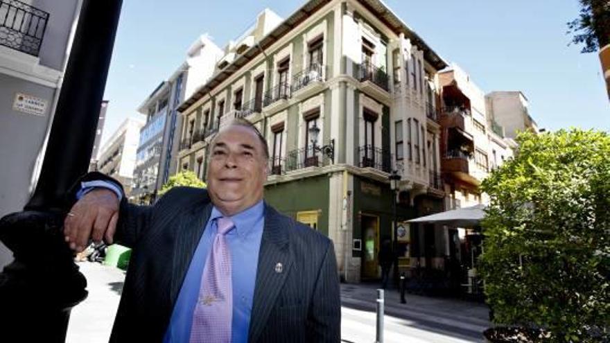 Francisco O. Visconti, delante de la casa donde nació en la calle Bazán de Alicante, esquina con la calle Ildefonso.