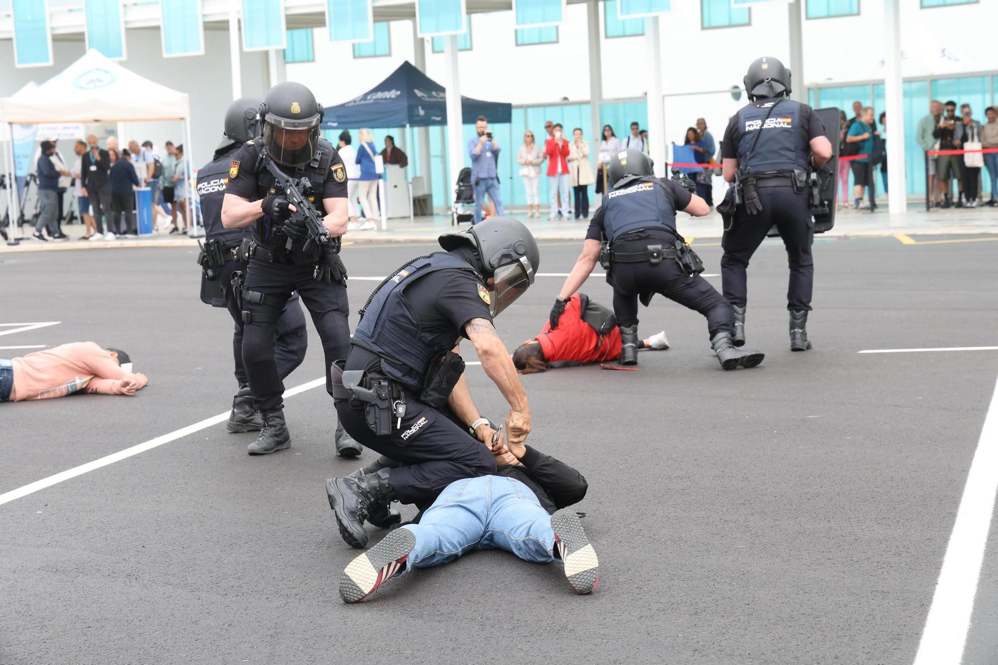 Simulacro de atentado terrorista realizado por la Policía armada en el puerto de Alicante