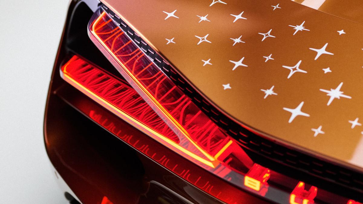 En la parte trasera, las estrellas plateadas pintadas a mano refuerzan la inspiración lunar de este Mistral tan especial. En la parte trasera, las estrellas plateadas pintadas a mano refuerzan la inspiración lunar de este Mistral tan especial.