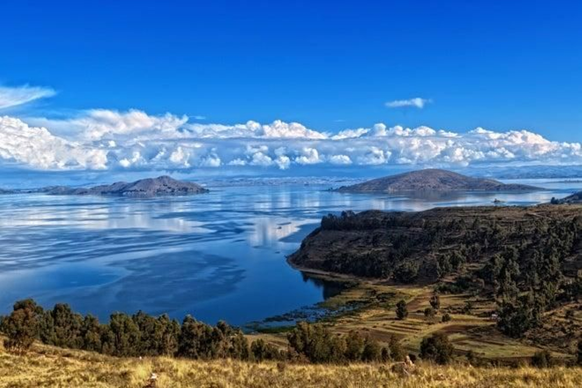 El lago Titicaca se encuentra en los Andes, en la frontera entre Bolivia y Perú.