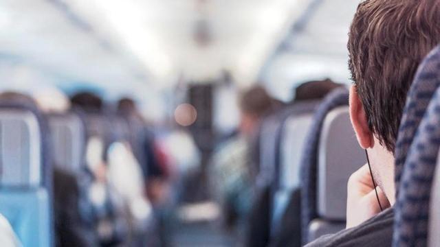 Un pasajero en un avión