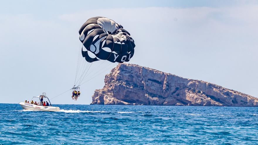 Hinchables, patines, motos de agua o la clásica &quot;banana&quot;: Benidorm prepara la oferta lúdica de sus playas