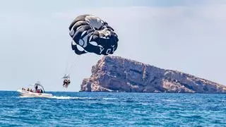 Hinchables, patines, motos de agua o la clásica "banana": Benidorm prepara la oferta lúdica de sus playas