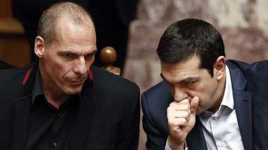 Varoufakis y Tsipras, en el parlamento griego.