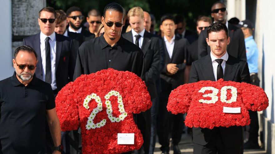 Van Dijk y Robertson, durante el funeral. | Efe