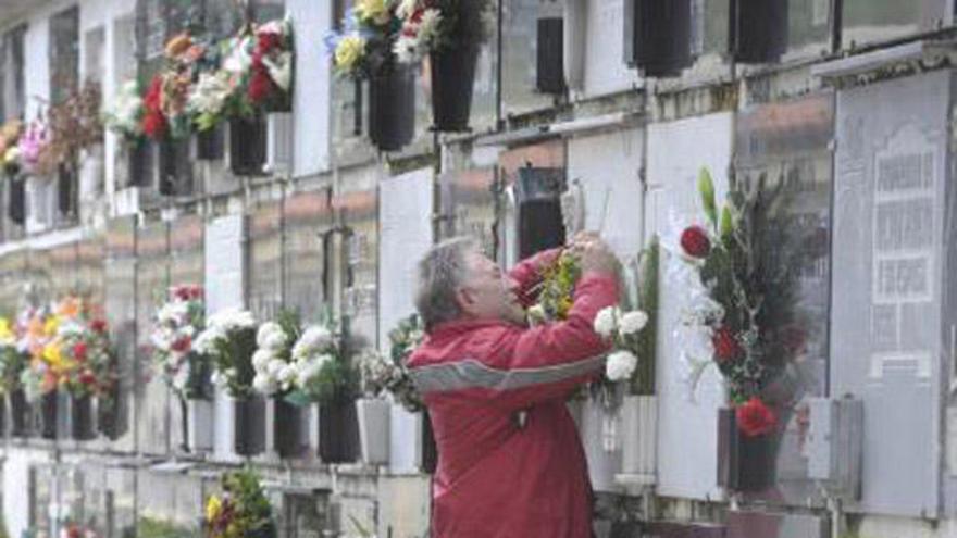 Una persona en el cementerio de San Amaro el día de Difuntos de 2011. / Víctor Echave