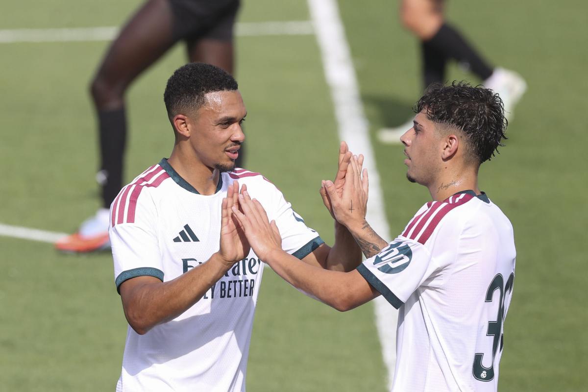 MADRID, 28/07/2026.- Los jugadores del Real Madrid Trent Alexander-Arnold (izda) y Alexis Ciria celebran uno de los goles conseguidos durante el partido amistoso disputado ante el CD Leganés.