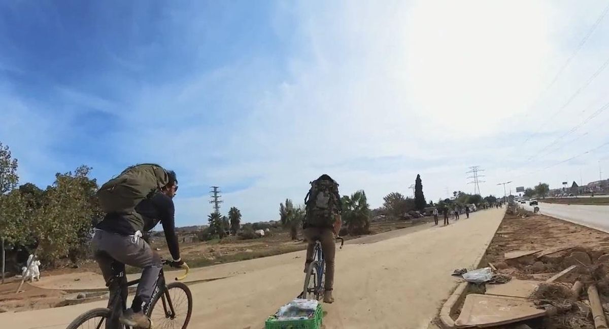 Voluntarios en bici, camino de la zina cero.
