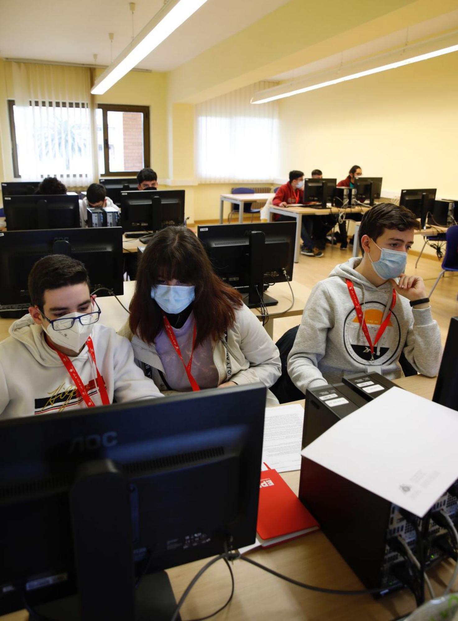 Participantes en las XI Olimpiadas de Informática, ayer, en un aula de la Escuela Politécnica de Ingeniería de Gijón. | Ángel González