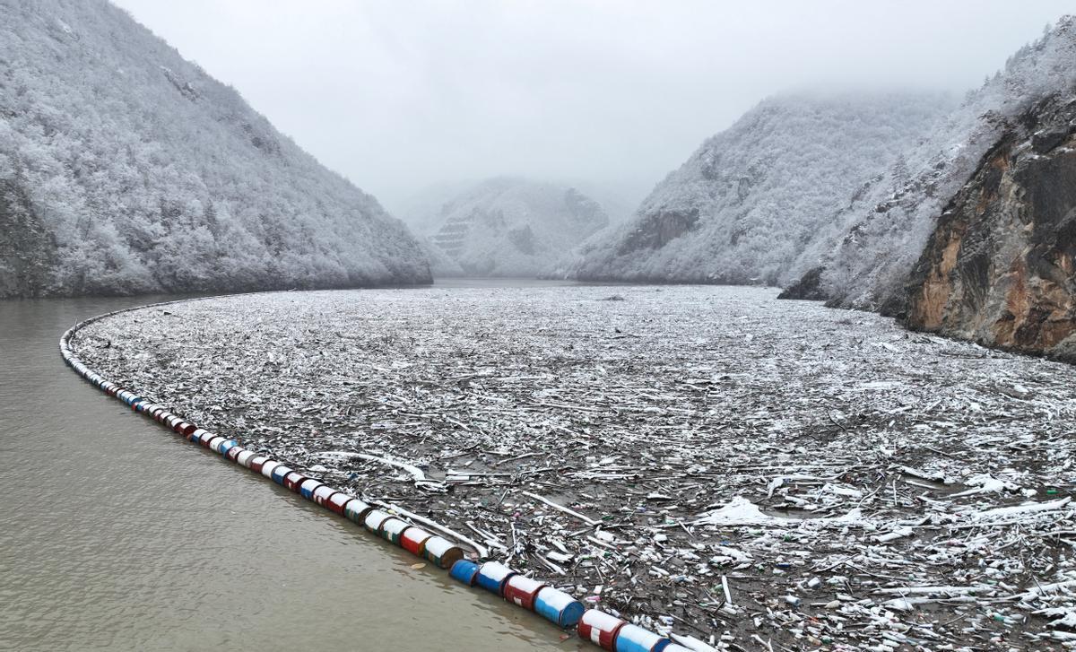 El río Drina, en Bosnia, obstruido por enormes cantidades de basura