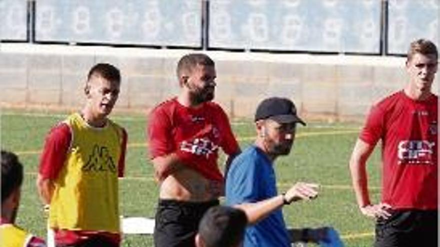 Machín dóna instruccions als seus jugadors en un entrenament.