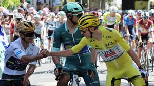 Evenepoel y Pogacar se saludan antes de una prueba