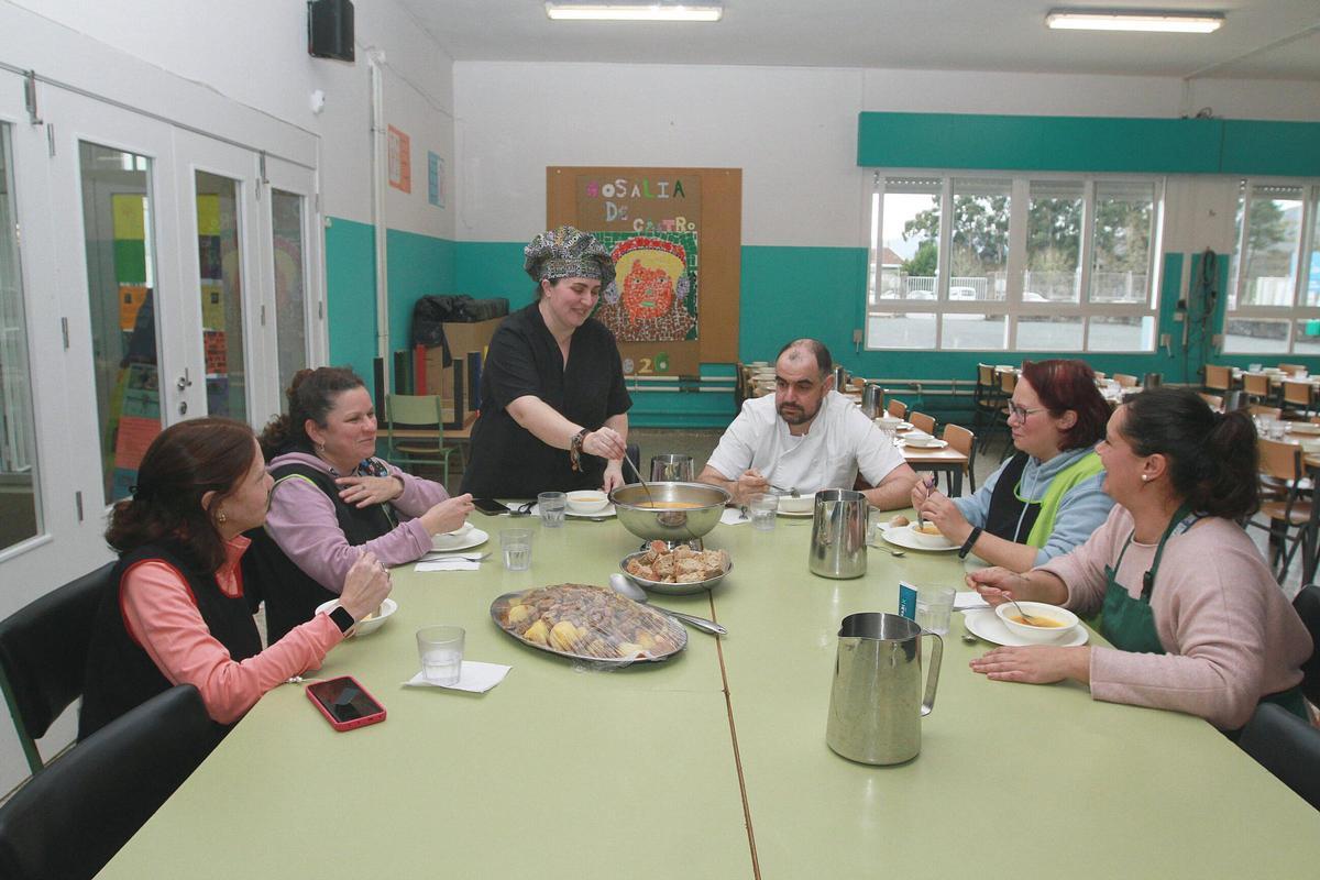 Antes del turno de los alumnos, el personal de cocina y las madres colaboradoras comen juntos el menú del día.