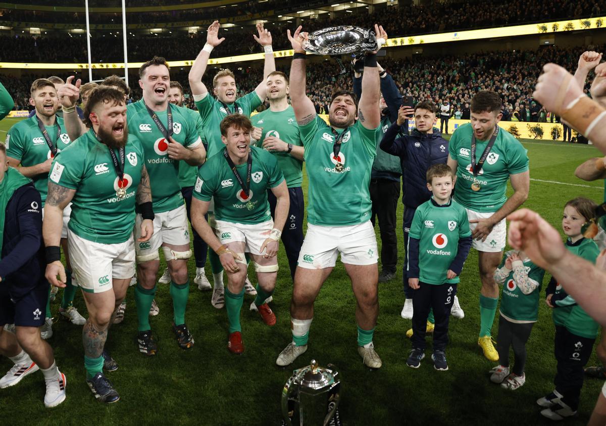 Los jugadores de la selección de Irlanda de rugby celebran la victoria en el Seis Naciones.