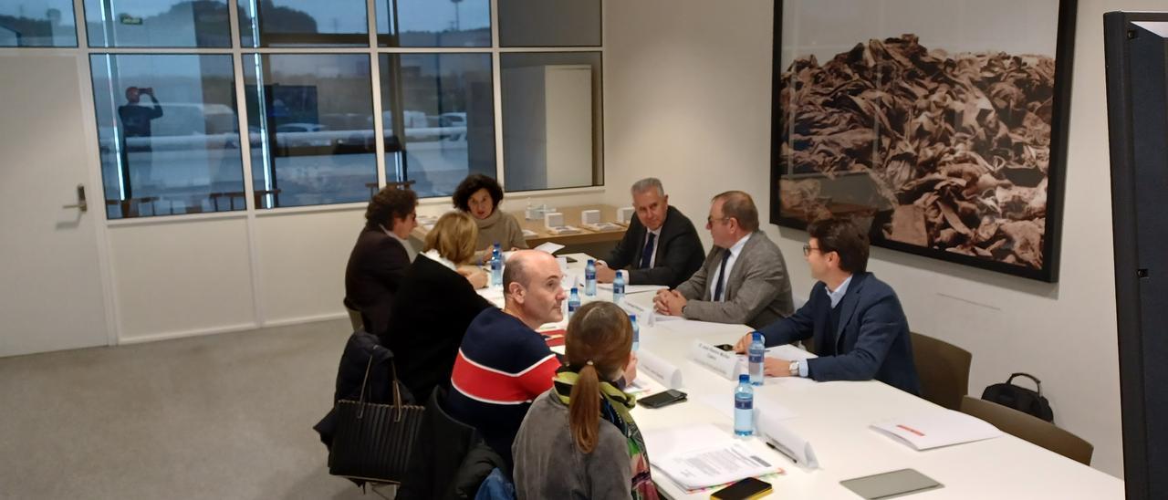 El patronato del Niemeyer reunido ayer en el complejo de la ría.