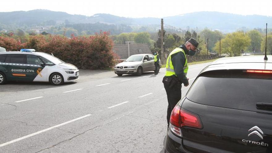 La Guardia Civil de Tráfico durante un control ayer por la mañana a la entrada del municipio. |   // I.O.