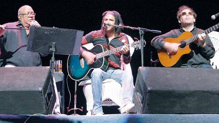Raúl Torres y Pablo Milanés, durante una actuación reciente de su tour &quot;concierto entre amigos&quot;.