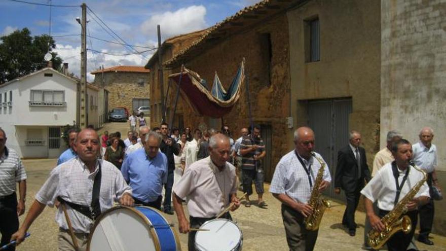 Un momento de procesión de las fiestas patronales de 2011.
