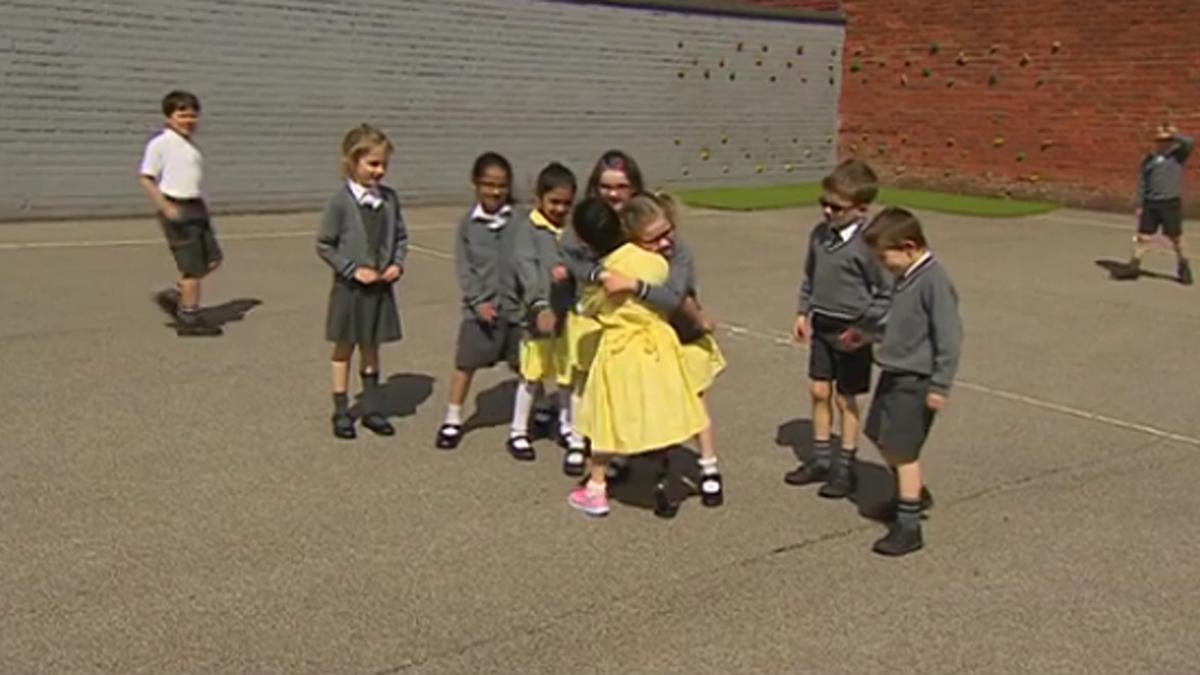 Así recibieron a una niña con su nueva pierna otropédica en la escuela