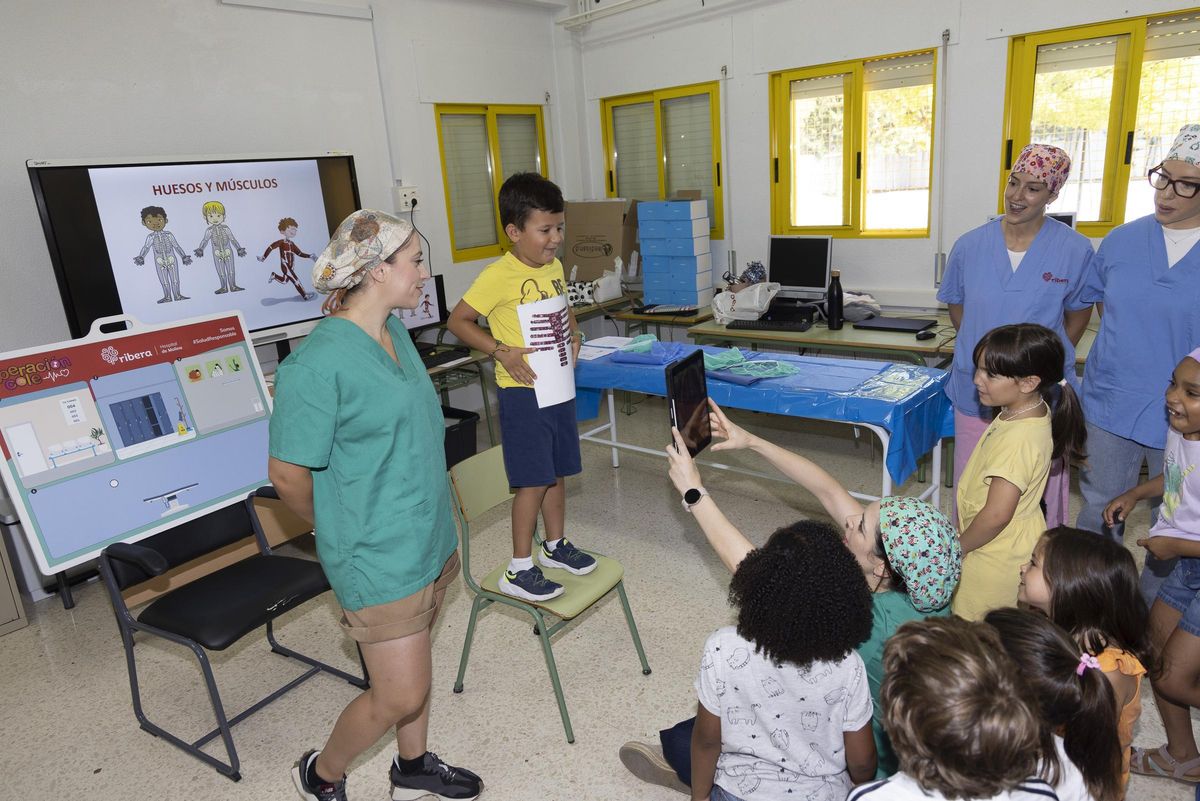 El Hospital Ribera Caravaca transforma las aulas escolares en quirófanos por un día a través de “Operación cole”