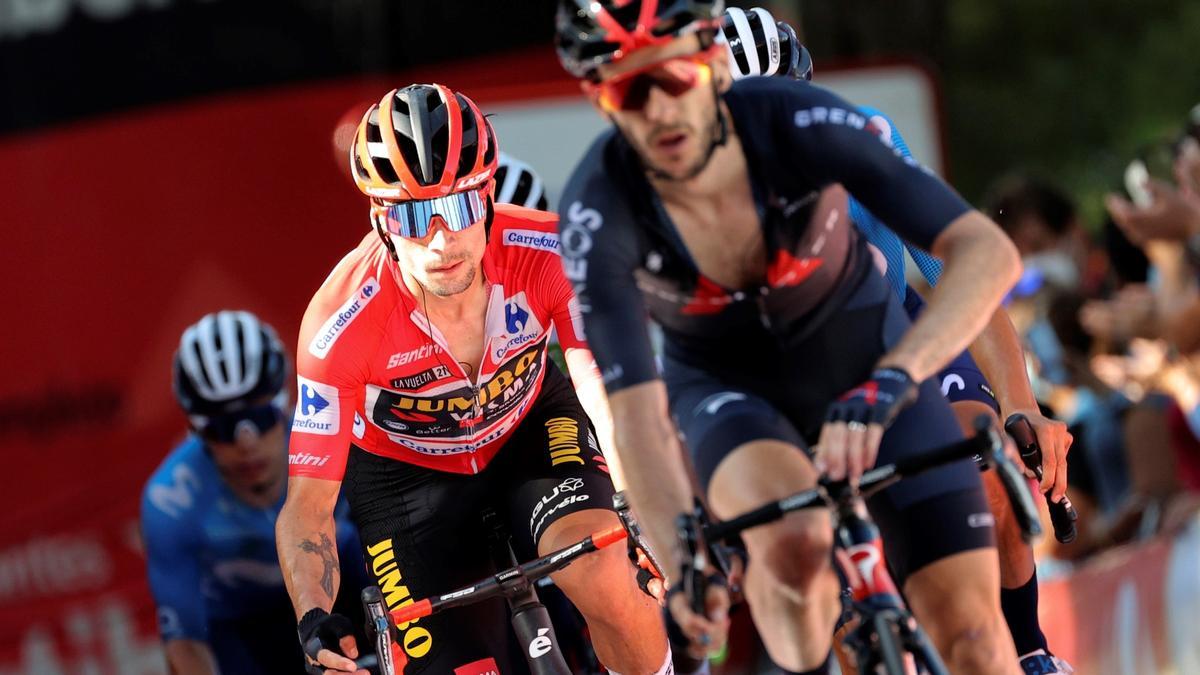 Primoz Roglic entra en la meta en la etapa 7 de la Vuelta a España.