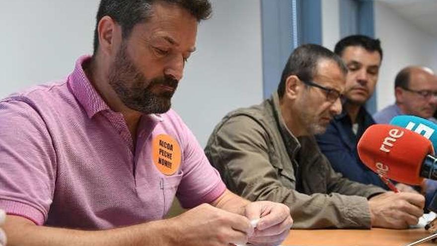 López Corbacho (izq.), con otros representantes sindicales de fábricas electrointensivas, ayer. // Carlos Pardellas