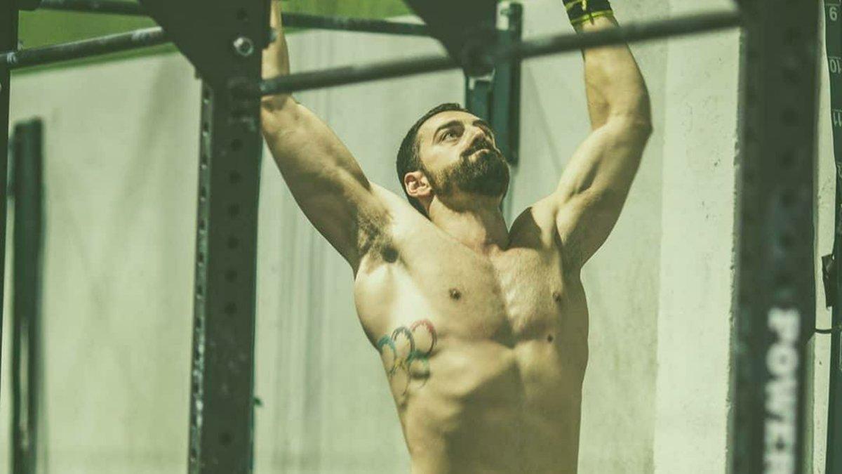 Rafa Muñoz, en el gimnasio CrossFit B23 practicando su deporte favorit ahor, el crossfit