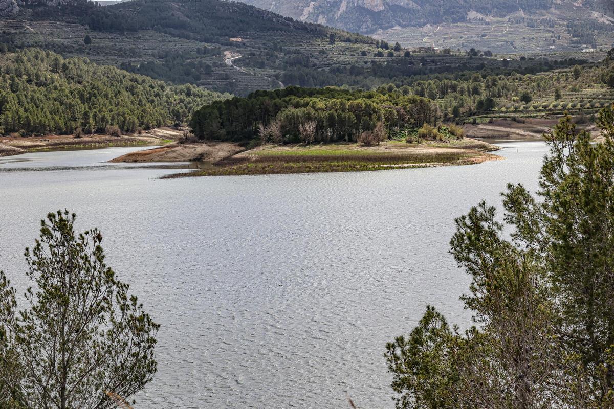 El pantano de Beniarrés, en una imagen de este mes