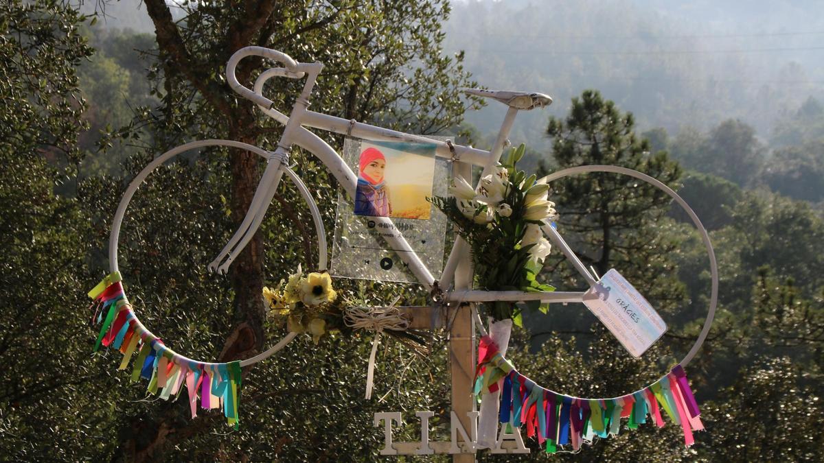 La bicicleta instal·lada a la carretera dels Àngels en honor a la Tina