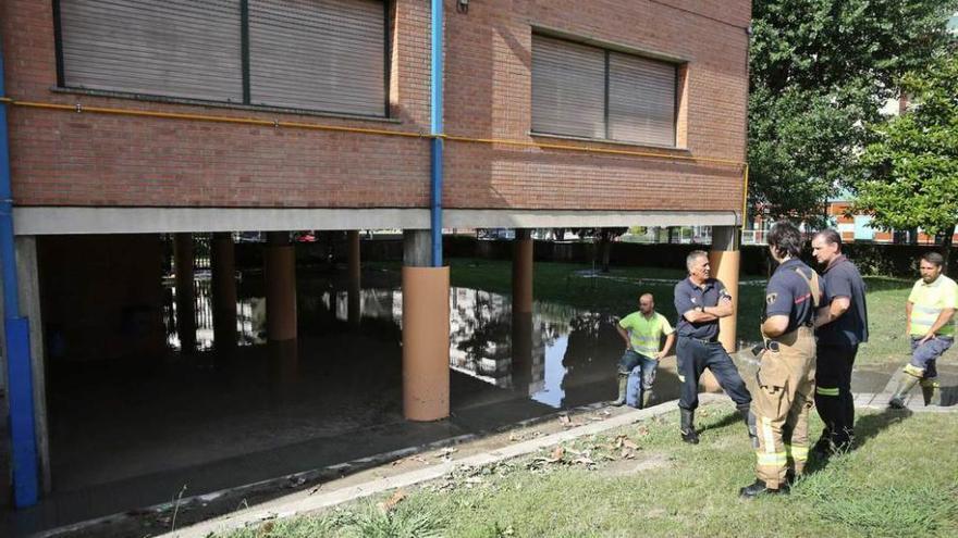 Bomberos y técnicos de Aqualia, en el colegio Baudilio Arce.