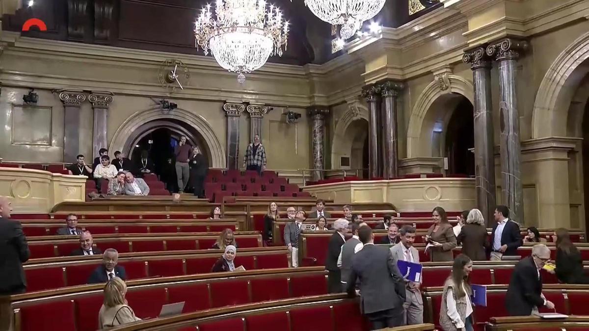 El pleno del Parlament, suspendido unos minutos al caer una lágrima de la lámpara del techo