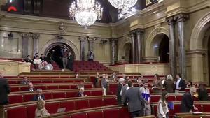 El pleno del Parlament, suspendido unos minutos al caer una lágrima de la lámpara del techo