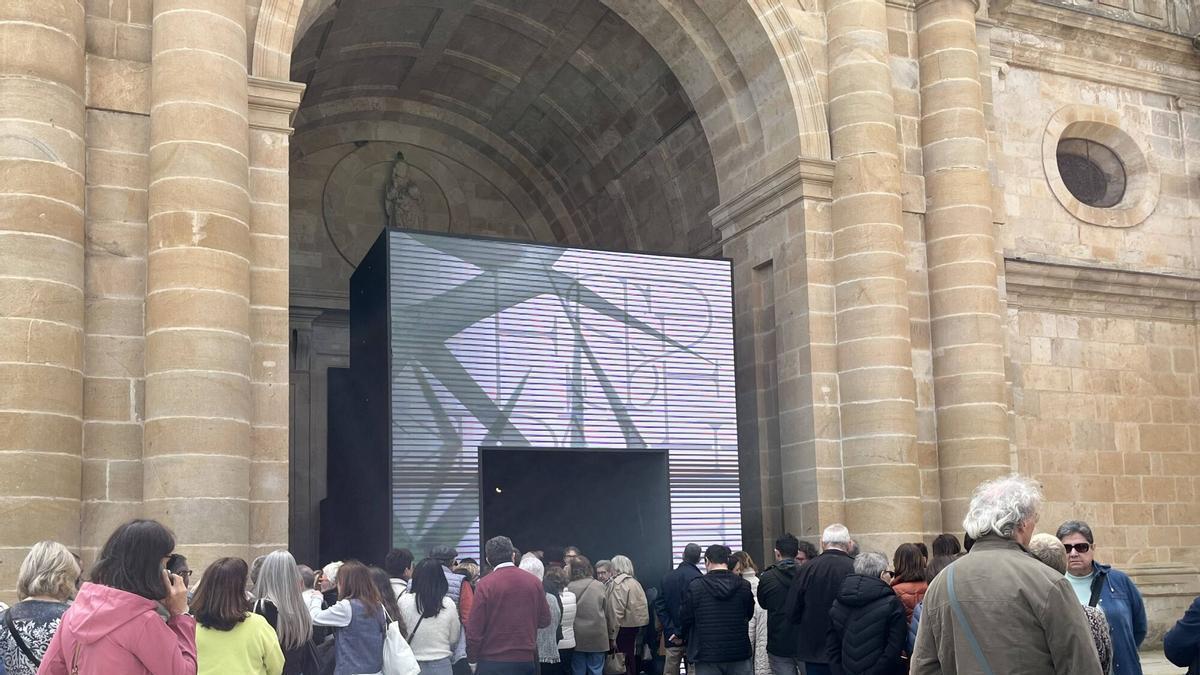 Visitantes en la entrada de la exposición en la Catedral de Zamora.
