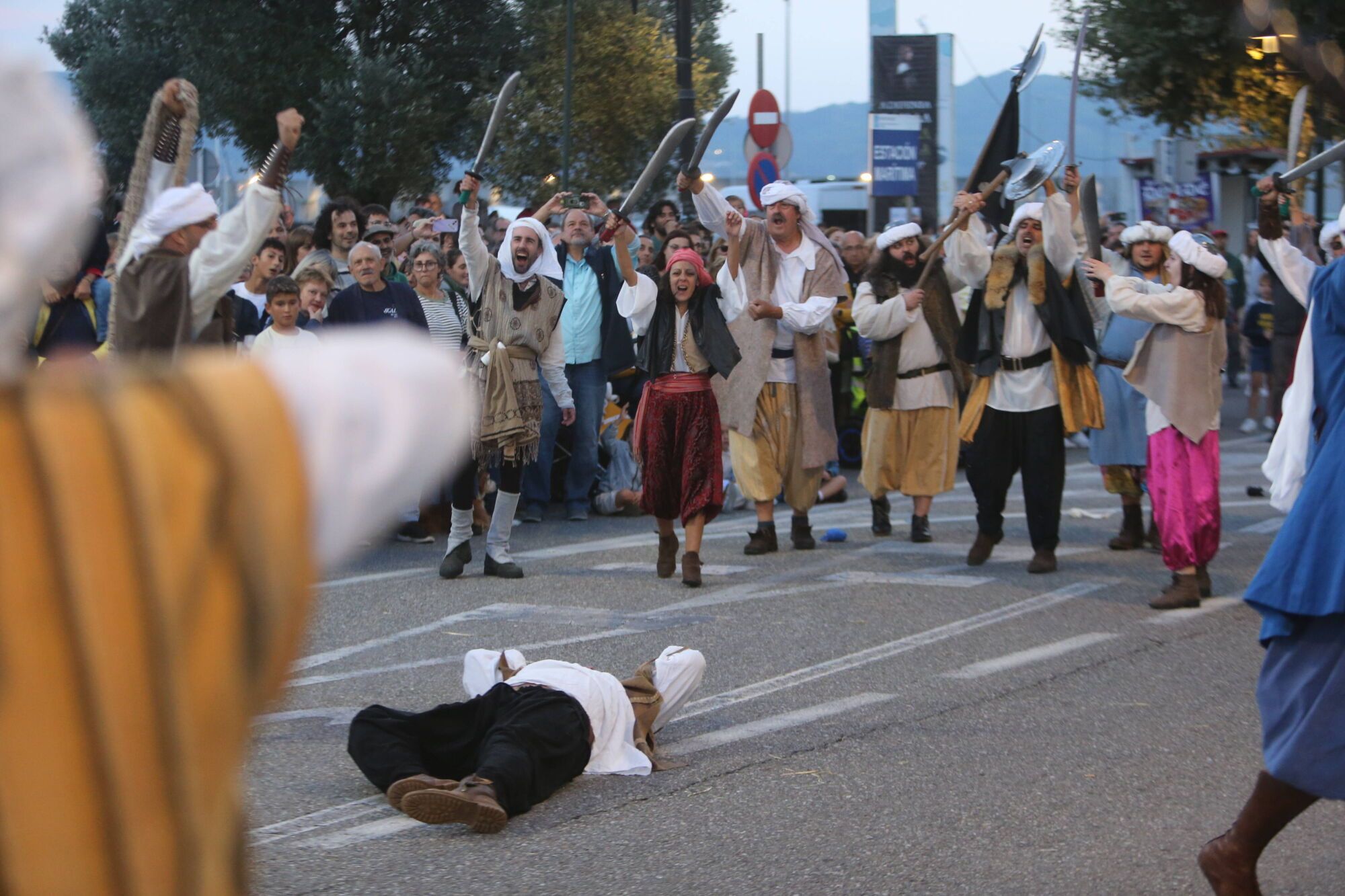 REPRESENTACION TEATRAL DE LA INVASION TURCA DEFENSA DA VILA POR LAS CALLES DE CANGAS