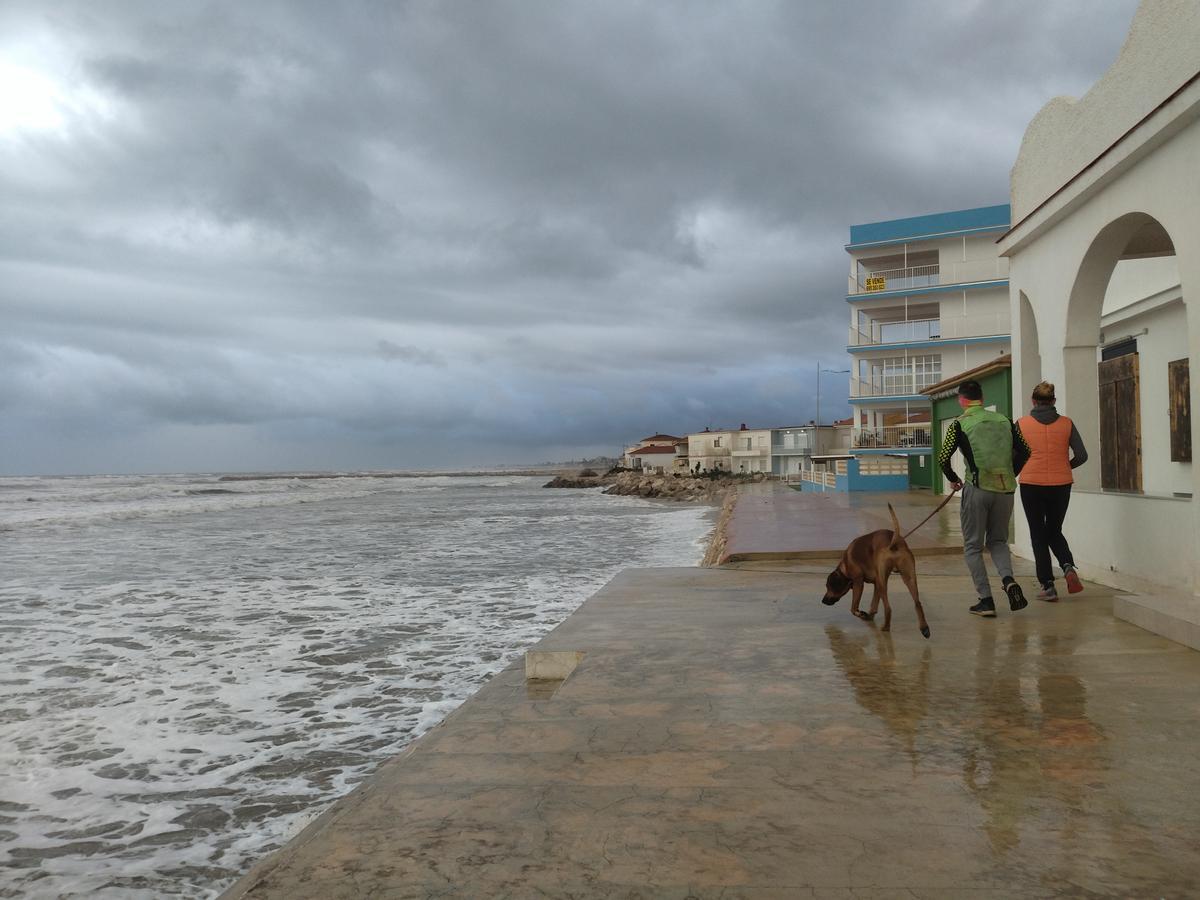 Dos deportistas corren por el parapeto de les Deveses