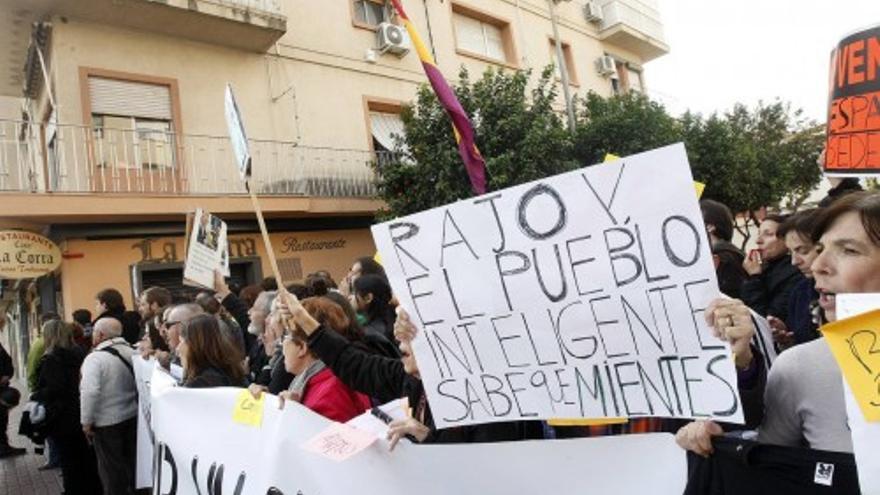 Protesta en Murcia ante el simposio del PP