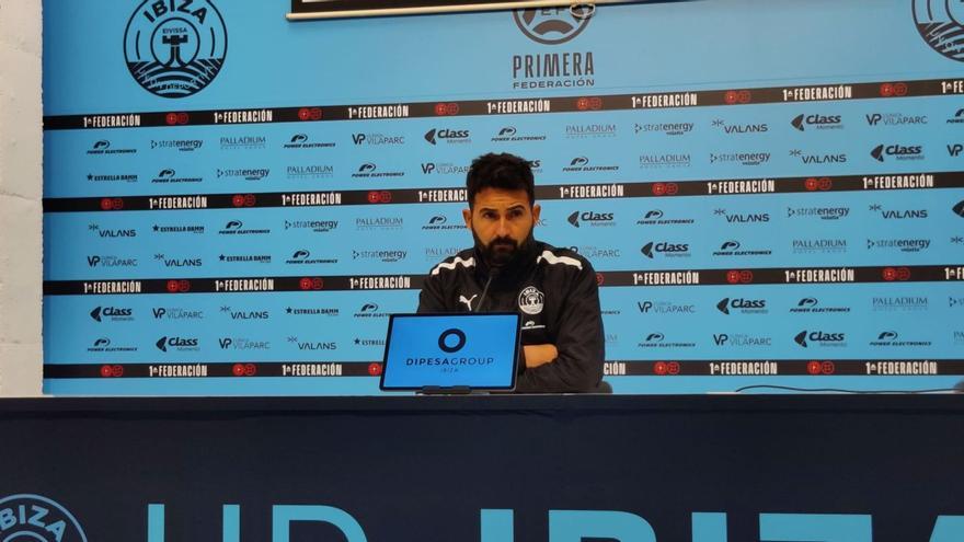 Romo, técnico de la UD Ibiza, sobre la incorporación de Arturo Molina: &quot;No puedo comunicar nada, pero espero que sea para bien&quot;