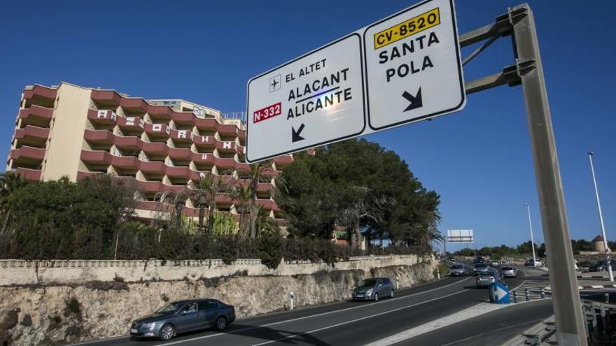 El cruce en la Nacional 332 en Santa Pola con el antiguo hotel Rocas Blancas al fondo.