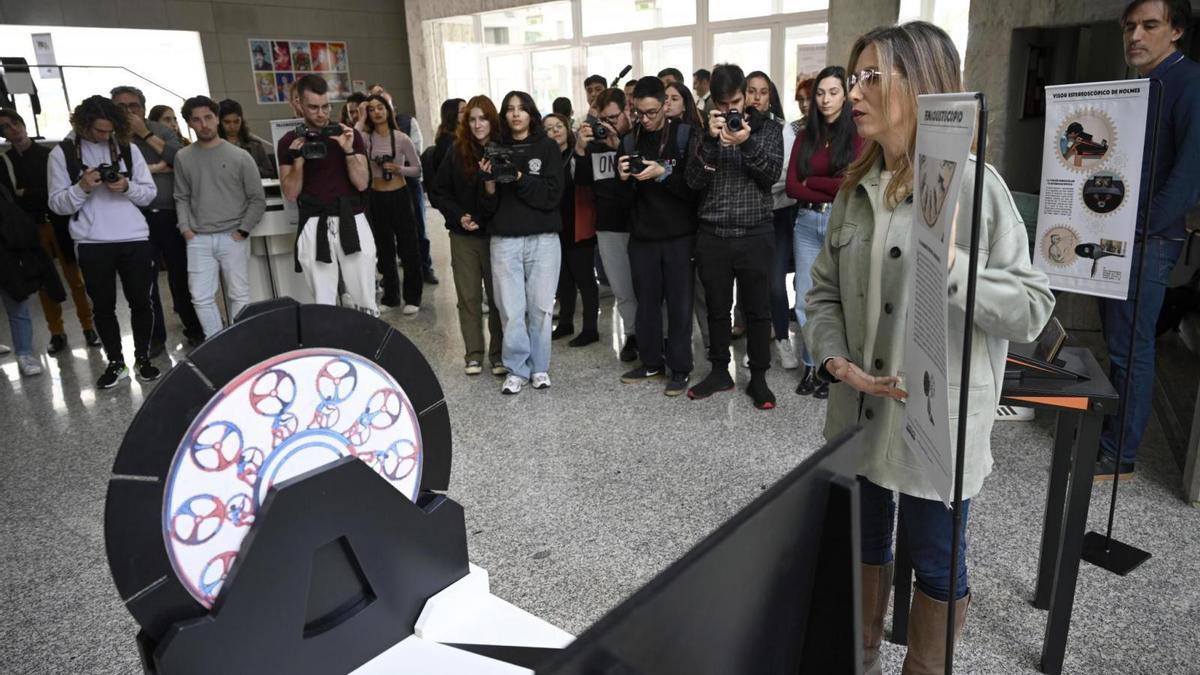 La profesora Rebeca Romero durante la presentación de la muestra.